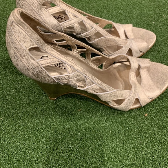 Carlos Santana gold wedges size 8.5 never worn - Picture 4 of 5